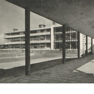 1957; przejście z budynku administracyjnego do pierwszej trybuny; fot.: Edmund Kupiecki, Architektura 1957 nr 10