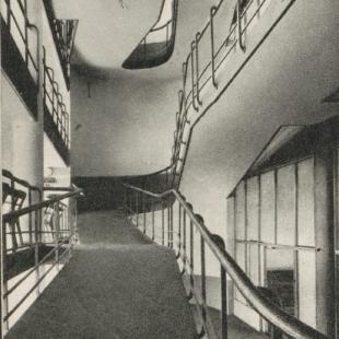 1957; wejście dla publiczności po pochylni; fot.: Edmund Kupiecki, Architektura 1957 nr 10
