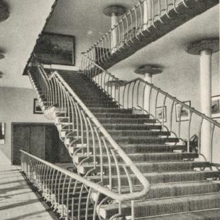 1957; klatka schodowa pierwszej trybuny; fot.: Edmund Kupiecki, Architektura 1957 nr 10