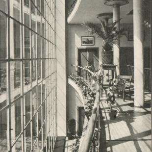 1957; pierwsza trybuna, hall reprezentacyjny; fot.: Edmund Kupiecki, Architektura 1957 nr 10
