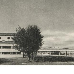 1957; widok na budynek administracyjny i dżokejkę; fot.: Edmund Kupiecki, Architektura 1957 nr 10