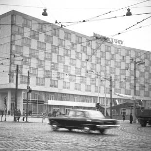 Hotel Merkury w Poznaniu (1964); fot.: Mikolajabcd, http://pl.wikipedia.org/wiki/Plik:Merkury1964.jpg