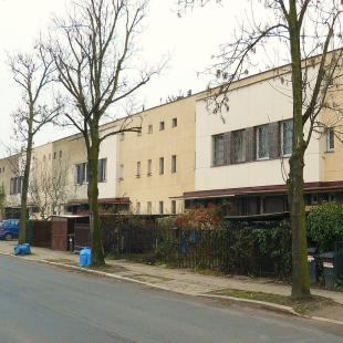 Zespół domów mieszkalnych przy ul. Promienistej w Poznaniu; fot.: MOs810, https://pl.wikipedia.org/wiki/