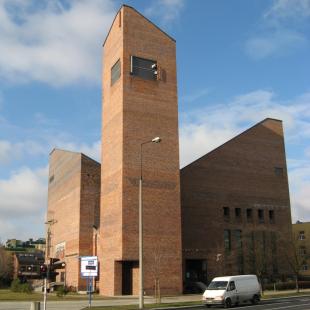 Kościół NMP Matki Kościoła w Warszawie; fot.: Kakarakak, http://warszawa.wikia.com/