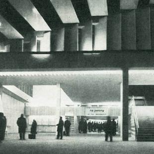Dworzec Warszawa Wschodnia, wejście do tuneli i na antresolę; fot.: J. Piasecki, źródło: Architektura nr 5/1969
